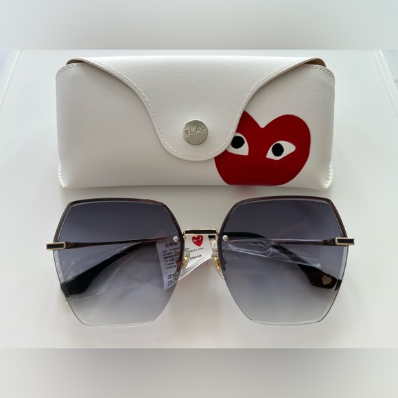 SOLD Brand new Comme des Garçons play sunglasses - Picture 1 of 1
